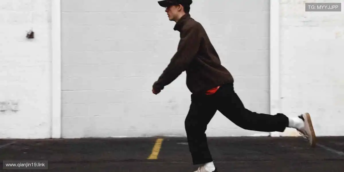 限量周边，收藏荣耀，你的专属体育记忆！🎯✨